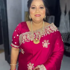 A fresh and vibrant dewy makeup look for my lovely client. This look is perfect for wedding guests who want to look put-together and radiant.