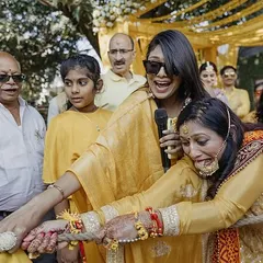 Who said a Haldi has to be quiet? I love bringing out the competitive spirit between families with fun wedding games like this epic tug-of-war. It’s these moments of shared laughter and friendly rivalry that make a wedding truly memorable.