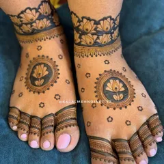 A minimal bridal leg design done by my amazing team. This pattern features a lotus mandala on the top of the foot with a matching lotus cuff at the ankle.