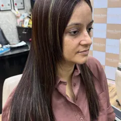 A front view of the Botoliss treatment with ash blonde highlights. The hair is perfectly straight and framed with face-framing highlights for a modern, chic look.