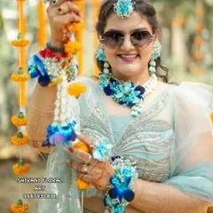 Your Haldi jewellery doesn't have to be yellow. I love creating unique looks, like this stunning set made with fresh blue orchids and Tagar buds. It’s a modern twist that adds a cool, refreshing touch to the celebration.