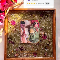 A five-star review for this stunning wooden frame filled with preserved flowers. The client's happiness is my biggest motivation.