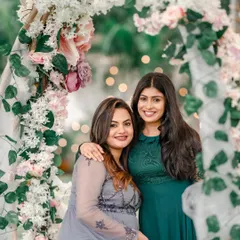 Friends and family make the day special. We set the stage with decor that encourages these happy, candid moments you'll cherish forever.