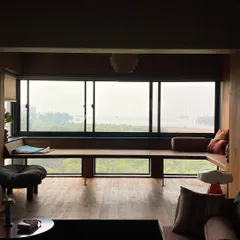 To maximize the stunning ocean view, we designed a raised wooden platform for seating. This solution creates an uninterrupted connection to the outdoors and serves as a cozy deck for lounging and enjoying the natural light.