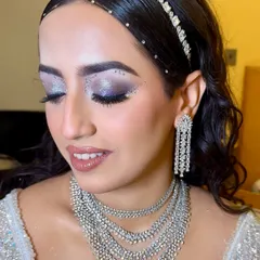 This cocktail look was all about making a grand, show-stopping statement. I used a blend of iridescent glitter and rhinestones to create these mesmerizing eyes that catch the light from every angle. It’s a look that is unapologetically bold and designed to own the room.