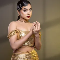 A closer look at the details of this Brazilian-inspired glam. The sharp cut-crease, glossy red lip, and golden accessories create a powerful and artistic statement.