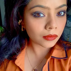 A close-up on the makeup details for an evening look. The smoky eye, bold lip, and gold jewelry come together to create a look of pure confidence.
