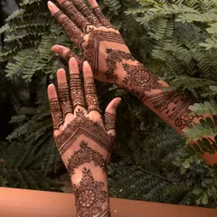 A clearer view of the elegant chevron and mandala patterns from a popular Indo-Arabic design. The clean lines and natural background highlight the artwork.