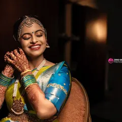 For this Brahmin wedding, I used airbrush makeup to create an immaculate, long-lasting base. The look is completed with traditional eye makeup and a radiant finish that looks stunning in professional photos.