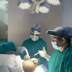 Keeping hair grafts hydrated is critical for their survival once they are outside the body. Here you can see a member of my team continuously hydrating the grafts during the procedure to ensure a survival rate of over 95 percent.