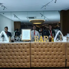 The dream team behind our classic beige tufted bar. This setup is versatile and sophisticated, ideal for corporate events and elegant parties.