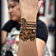 A detailed cuff design featuring a doli. This can be a standalone piece or part of a larger bridal design.