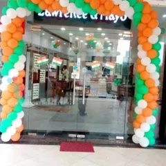 I create grand entrances for new businesses with eye-catching storefront decorations. This full balloon arch in a patriotic theme for an Independence Day celebration at Lawrence & Mayo helps attract footfall and makes your grand opening an event to remember.