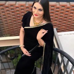 Here you can see the full effect of this modern party look. The sleek hair and statement jewelry are perfectly balanced by the classic makeup, creating an overall look of sophistication and confidence.