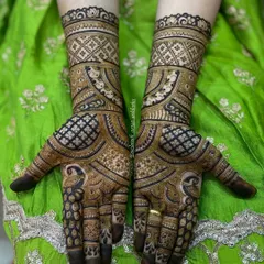 A sider mehendi with a peacock motif. A beautiful blend of traditional Indian and modern Arabic styles.