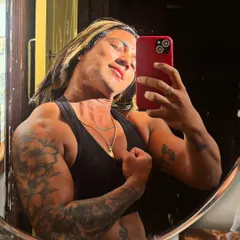 Bulking vibes. A mirror selfie showing my physique during the off-season. I'm focused on gaining size while maintaining shape.