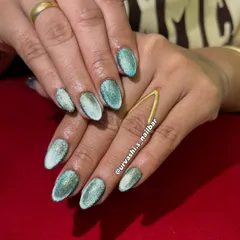 This shimmering green cat eye effect is absolutely magnetic. The way the light hits the polish creates a stunning, multi-dimensional look that is bold and unmissable.