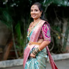 Anusha, all set for her reception. She wanted a subtle and simple yet elegant look for her oily, acne-prone skin.