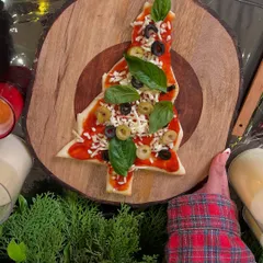 Who says pizza can't be festive? At my holiday workshops, we get creative with fun shapes like this Christmas tree pizza, made from scratch with fresh toppings.