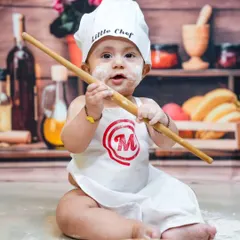 Let's have some fun! This 'Little Chef' theme is perfect for sitter sessions, capturing your baby's playful personality. With a chef's hat, a little flour on the nose, and a backdrop that looks like a real kitchen, we create adorable and memorable photos.