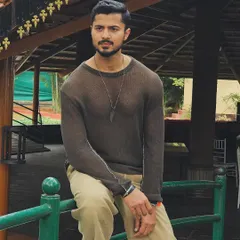 A full-on confident look, even in a simple, casual outfit.