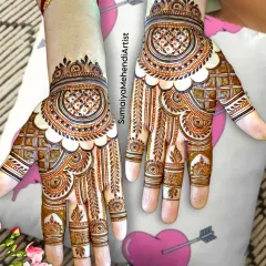 A lovely, modern design for the back of the hands. The use of clean lines, dots, and scalloped edges gives it a very chic and stylish feel.