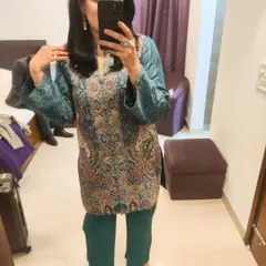 This teal trouser set with its beautiful paisley pattern was perfect for a winter housewarming party. I paired it with pink heels to pick up one of the contrast colours in the print.