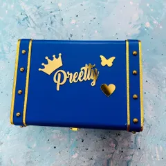 This royal blue trunk box features a name, crown, butterfly, and heart charm. You can mix and match charms to create a design that perfectly reflects your personality.