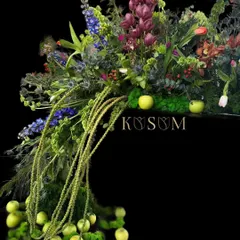 A summer colour palette with juicy green apples. For this client's dining table, I created a generous spread of flowers, berries, and fresh fruit that left guests in awe. It's a feast for the eyes and the palate.