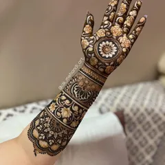 A beautiful example of a floral-themed bridal arm. My lessons include how to draw various types of flowers, especially roses and lotuses, and arrange them in a flowing pattern that covers the hand and arm elegantly.