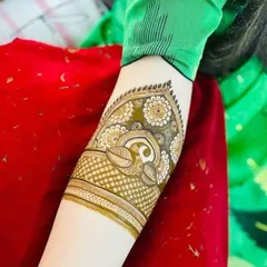 This armband design features a large paisley motif filled with delicate floral patterns. The shading gives it a beautiful, almost three dimensional look.