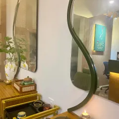 A reflection of our tranquil space. The curved mirrors and warm lighting are part of the carefully curated decor that contributes to the calming and holistic atmosphere at Swã.