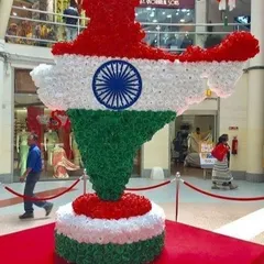 For a large-scale Independence Day event in a public mall, I created this impressive map of India using thousands of saffron, white, and green flowers. It stands as a grand centerpiece, perfect for patriotic celebrations.