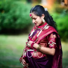 I love combining our traditions with the beauty of nature. This mother to be is adorned in a stunning saree and delicate floral jewellery for her outdoor Dohale Jevan photoshoot.