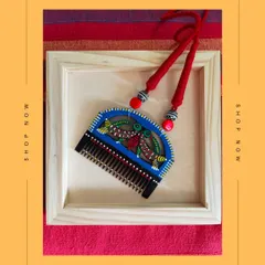 The other side of the comb necklace, featuring a colorful fish design. This double-sided feature makes the piece incredibly versatile, allowing you to match it with different outfits.