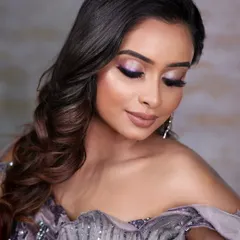 A stunning look created during our mobile photography and videography class. The focus is on the holographic color-shifting eyeliner, a trendy technique that adds a futuristic and edgy vibe to the makeup.