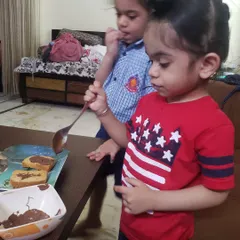 For World Chocolate Day, we did a simple and fun no-cook activity. Here, the children are learning to spread chocolate on a rusk, which is a great practical life skill that also teaches them to follow simple instructions.