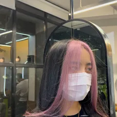 A closer look at the pastel pink face-framing highlights. This technique is designed to brighten your face and add a pop of color right where it counts.