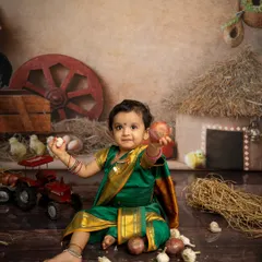 This little one is playing with onions and garlic, fully immersed in the village theme. I encourage kids to interact with the props to capture their natural curiosity.
