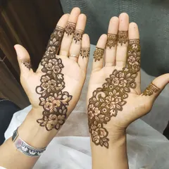 This floral Arabic mehendi is a classic choice for guests. The design flows beautifully along one side of the hand, making it look elegant without being too heavy, so you can get back to the party quickly.