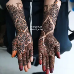 A heavy sider mehendi in the Dubai style, perfect for making a statement.