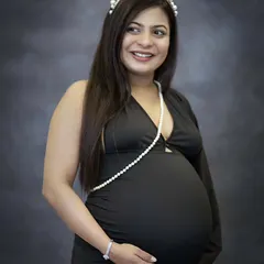 Adding a simple accessory like this pearl headband can bring a touch of classic elegance to your maternity portraits. This momma-to-be looks so happy and chic in her black dress.