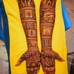 This design features a prominent Ganesha motif, perfect for new beginnings. The arms are filled with different patterns, including checkerboards and traditional symbols, showcasing our versatility.