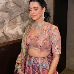 Priyanka stunning in this radiant skin, defined eyes, and a soft peachy pout. A colorful lehenga calls for a fresh, glowing makeup look, perfectly balanced to let the outfit shine.