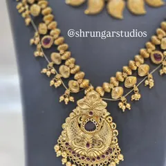 This long haar features a beautiful antique pendant, adding a touch of heritage to the overall bridal ensemble.