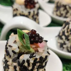 We take our sushi seriously, using only the best ingredients. This is a classic maki roll with black and white sesame seeds and balsamic caviar, offering an authentic taste of Japan.