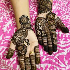 Here you can see two different but complementary Indo-Arabic designs. This is a great option for someone who wants a unique look on each hand while maintaining a cohesive style.
