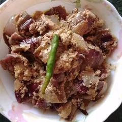 We Bengalis eat 'posto' (poppy seeds) with almost everything. This Peyaaj Posto is a simple but delicious preparation with big cubes of onions in a poppy seed paste.