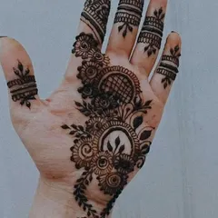 A delicate Arabic-style vine that trails along the side of the hand. This is a beautiful example of a simple "bail" design, perfect for an elegant, understated look.