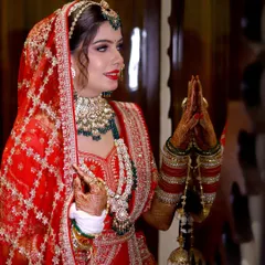 This bride is the picture of happiness and tradition. Her complete look, from the intricate maang tikka to the kalire, is complemented by our classic bridal makeup.